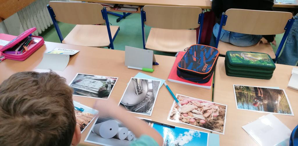 3c_Klimaschultasche 05 Kind löst die Zuordnungsaufgabe