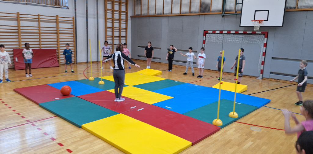 Kinder bei Aufwärmübungen im Turnsaal