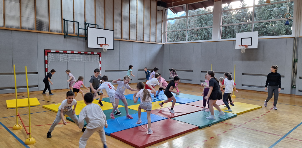 Kinder bei Ringübungen