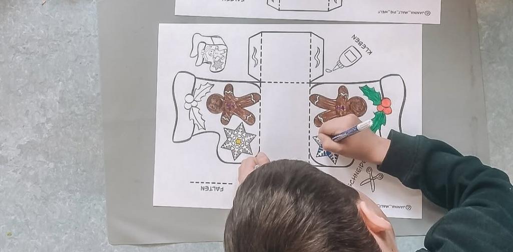 Wichtel 06 Kinder malen einen Nikolausstiefel