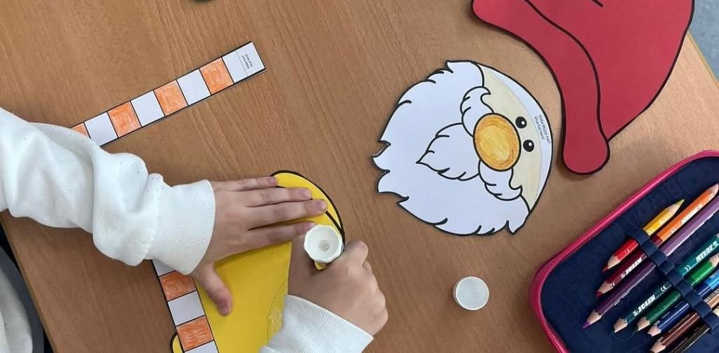 Wichtel 03 Wichtel wird gerade zusammengeklebt