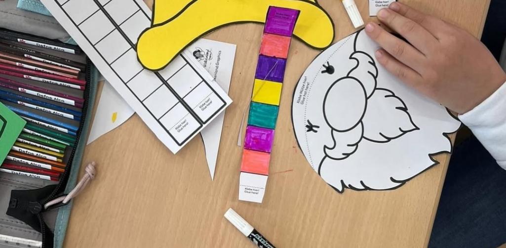 Wichtel 02 Wichtel wird gerade zusammengeklebt