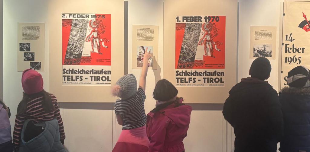 Kinder schauen Bilder an