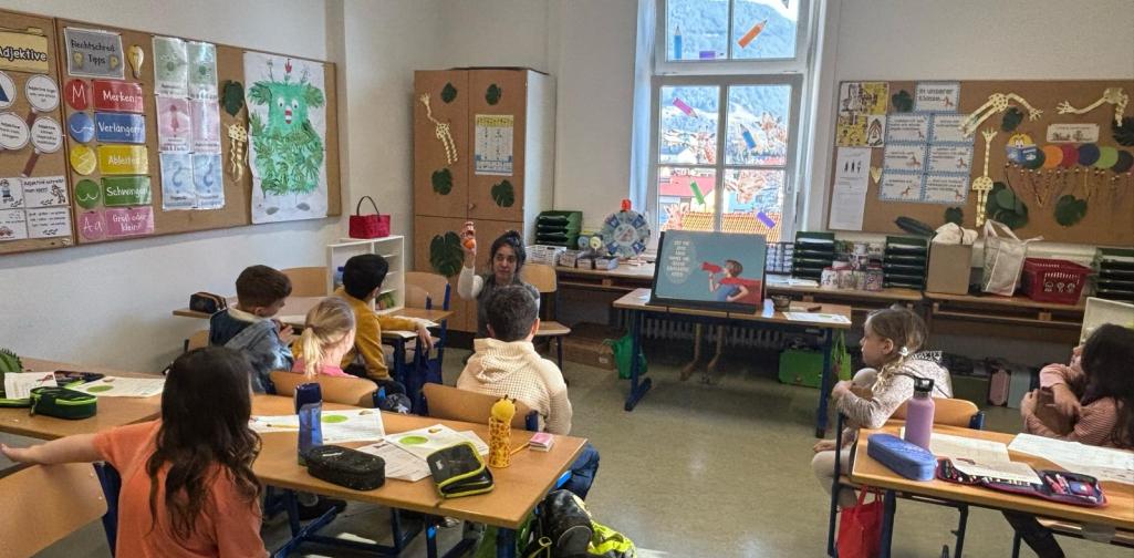 Expertin erklärt den Kindern die Lebensmittel