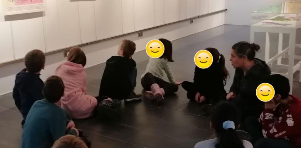 Kinder sitzen im Sitzkreis