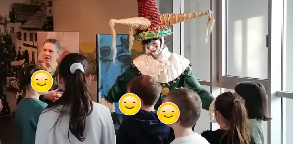 Kinder stehen vor einer Figur