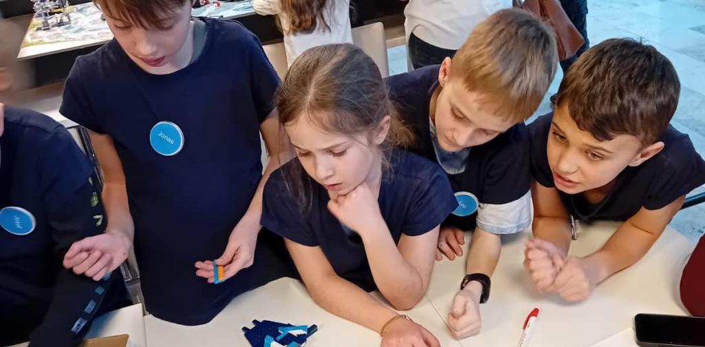 Robotik Kinder beim Lesen