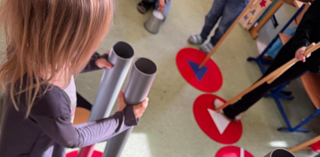 Kinder halten Rohre in der Hand