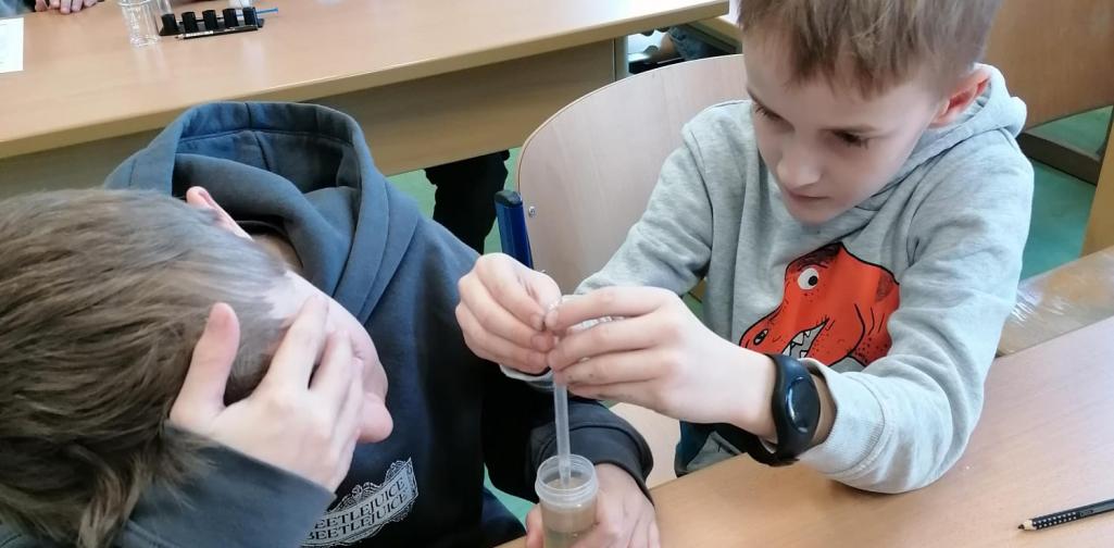 Kinder beim Experimentieren