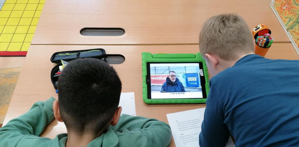 Kinder beim Ansehen von Videomaterial