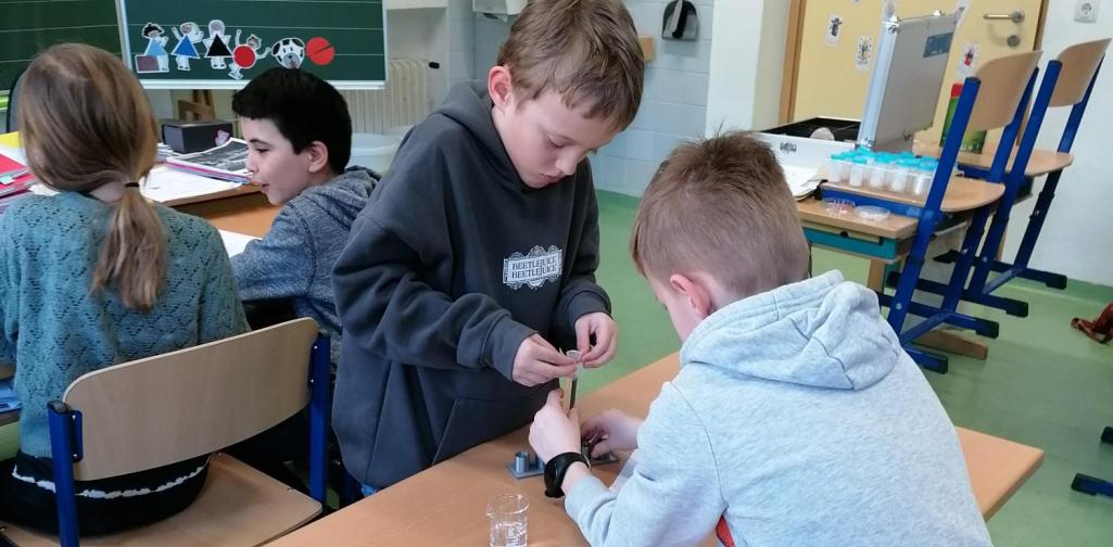 Kinder beim gemeinsamen Experimentieren
