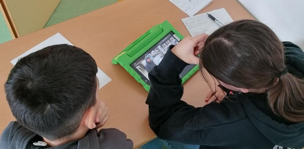 Kinder beim Schneiden des Interviews