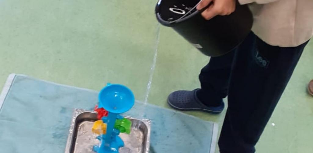 Wasser in ein Gefäß schütten