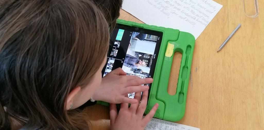 Kinder beim Schneiden des Interviews