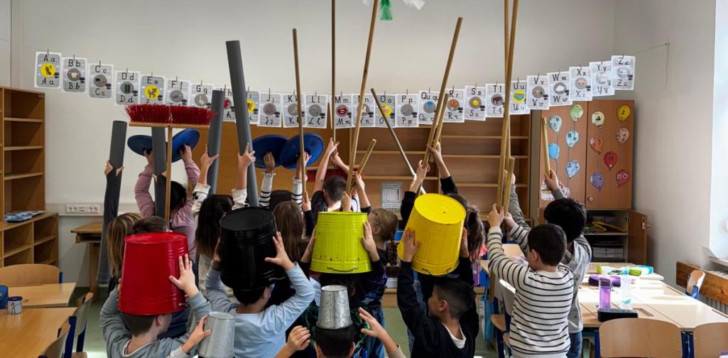 Gruppenfoto mit den Alltagsgegenständen