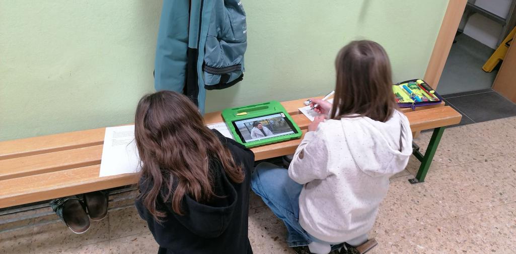 Kinder beim Schneiden des Interviews