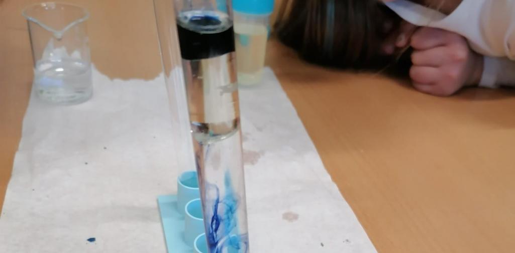 Wasser vermischt sich mit blauer Farbe