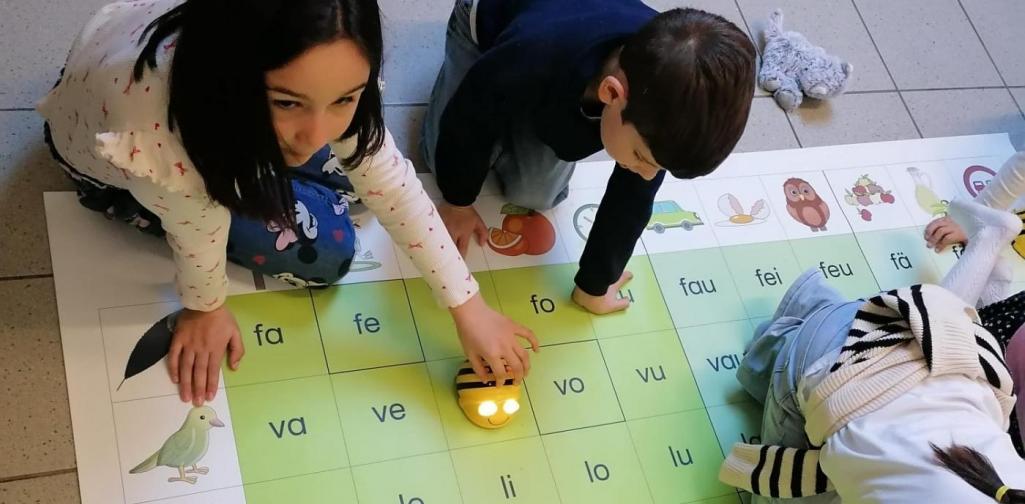 Silben-Lese-Übung Kinder experimentieren mit den Bodenrobotern