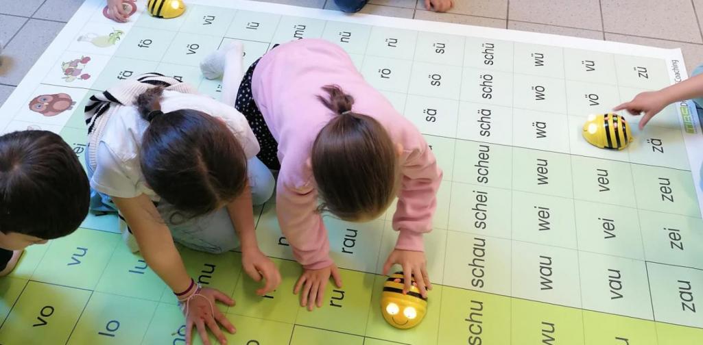 Silben-Lese-Übung Kinder experimentieren mit den Bodenrobotern