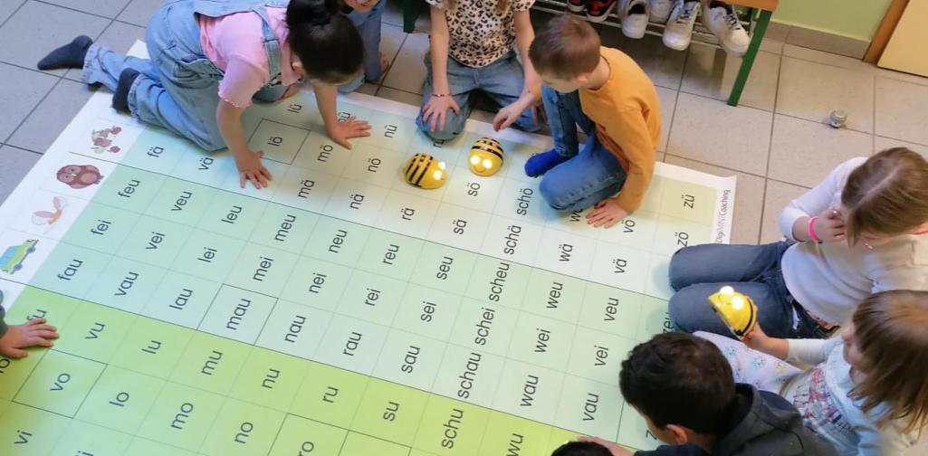 Silben-Lese-Übung Kinder experimentieren mit den Bodenrobotern