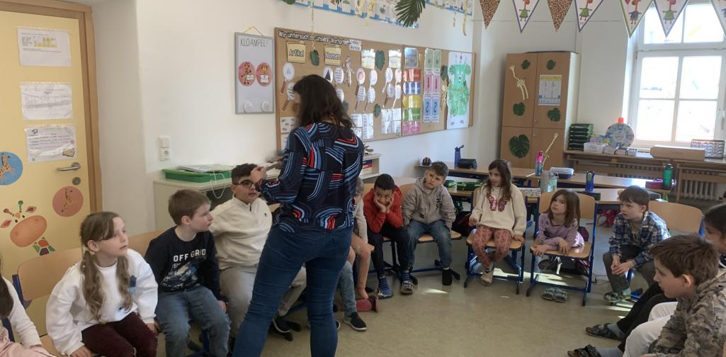 Die Expertin geht herum