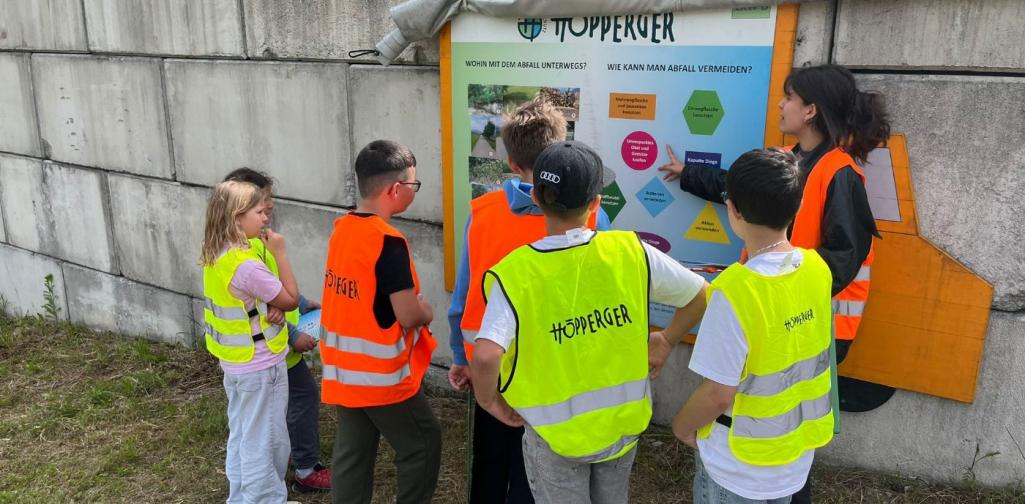 Kinder stehen vor einem Plakat