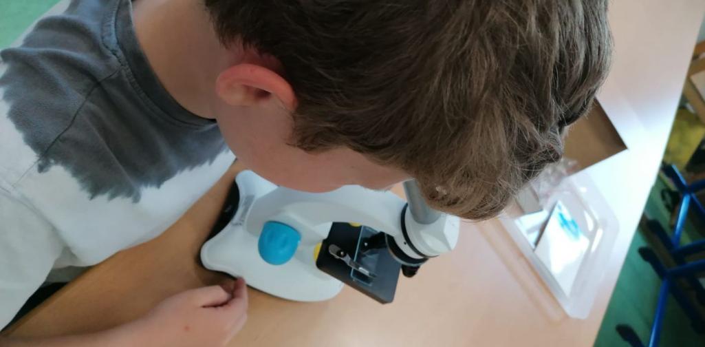 Kind beim Mikroskopieren