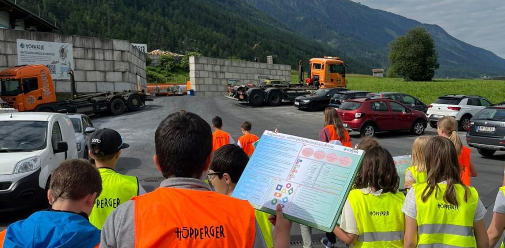 Kinder bewegen sich auf dem Gelände