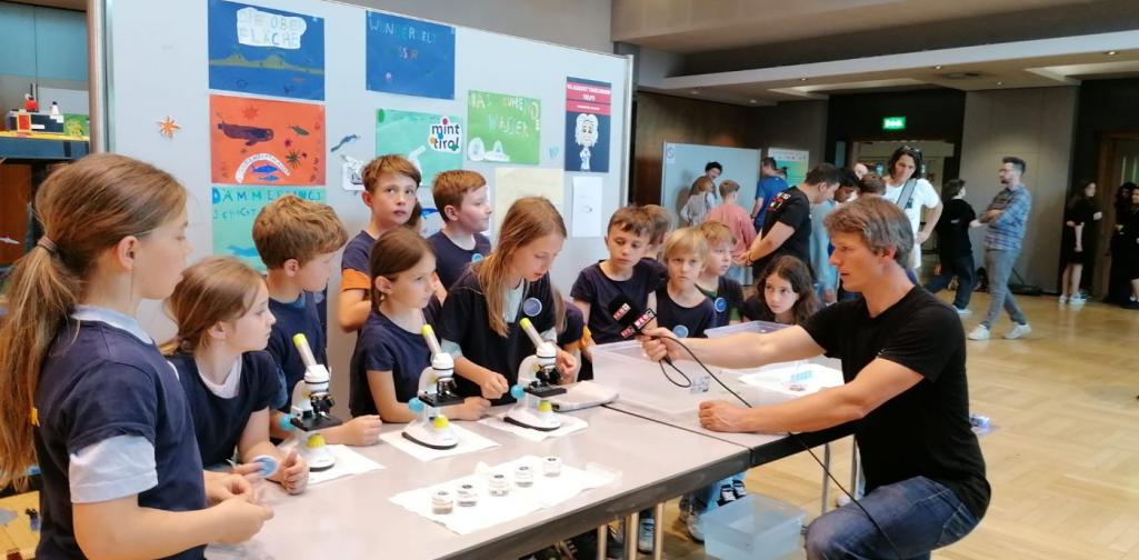 Kinder beim Forschen