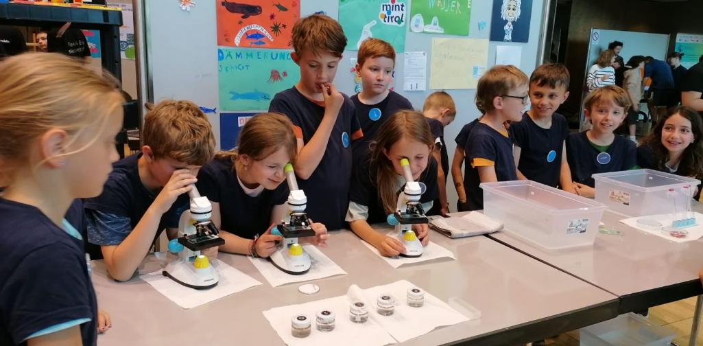 Kinder vor Mikroskopen