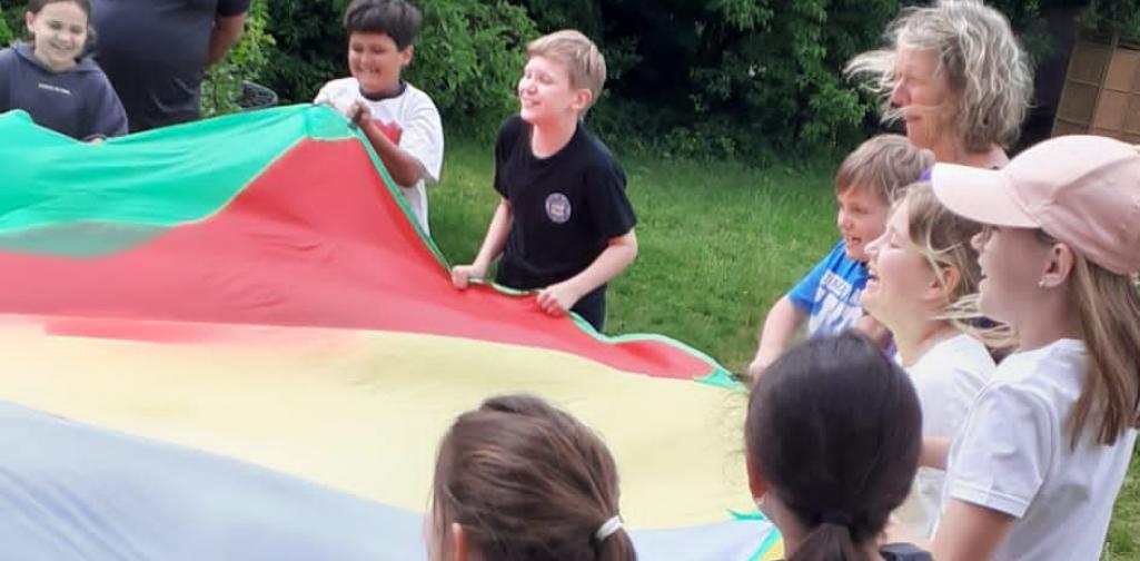 Bild 06 Fallschirmspiel