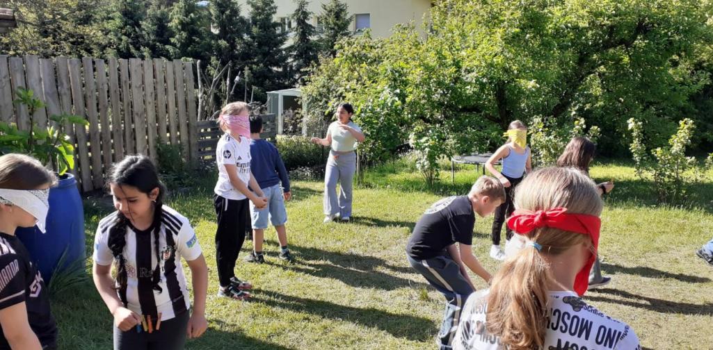 Bild 07 Kinderspiel im Garten