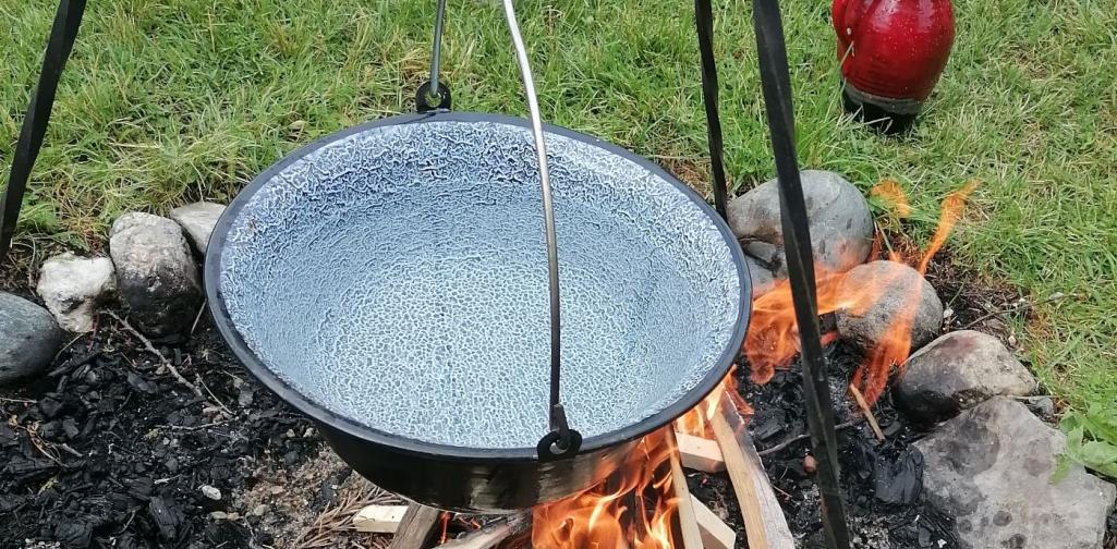 Bild 02 Lagerfeuer mit Kessel