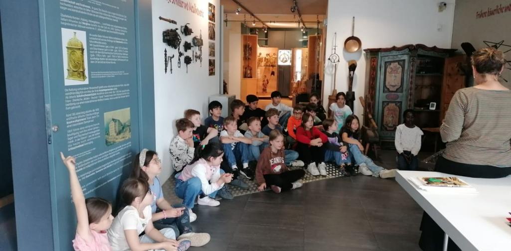 Kinder hören aufmerksam zu