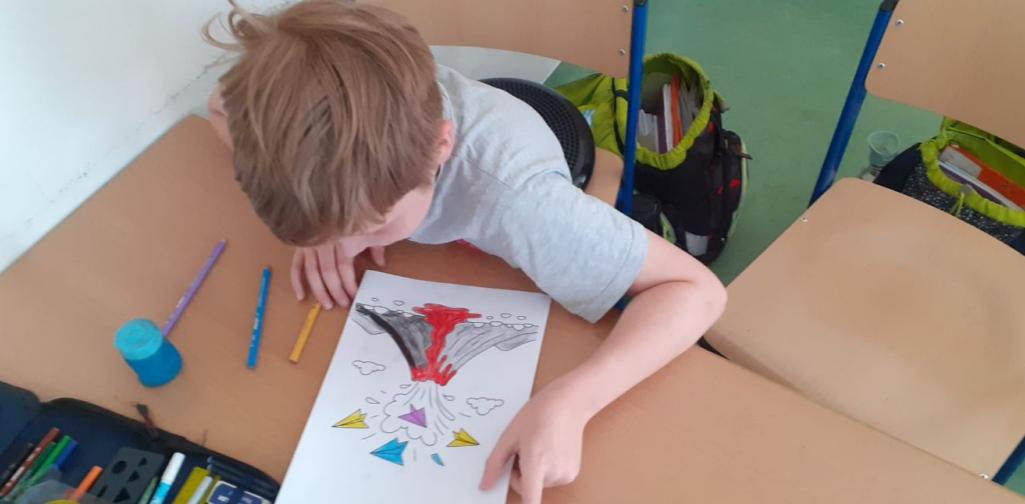 Kind malt einen Vulkan an