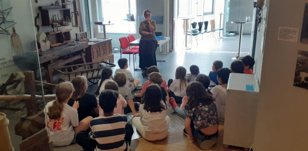 Kinder hören aufmerksam zu