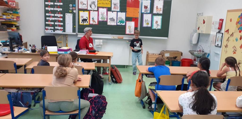 Kind präsentiert ein Buch