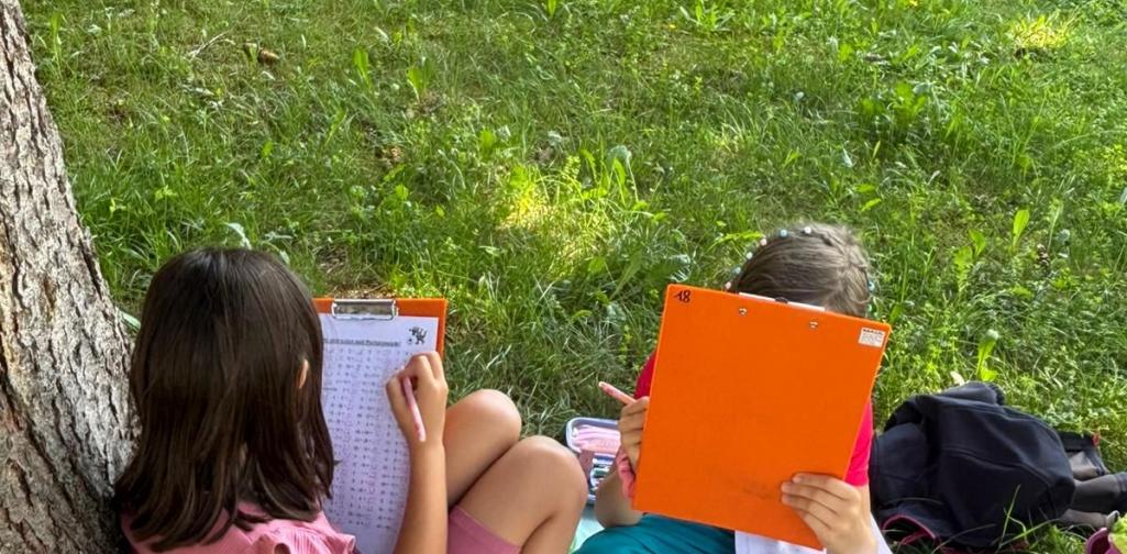 Kinder beim Lösen ihrer Aufgaben