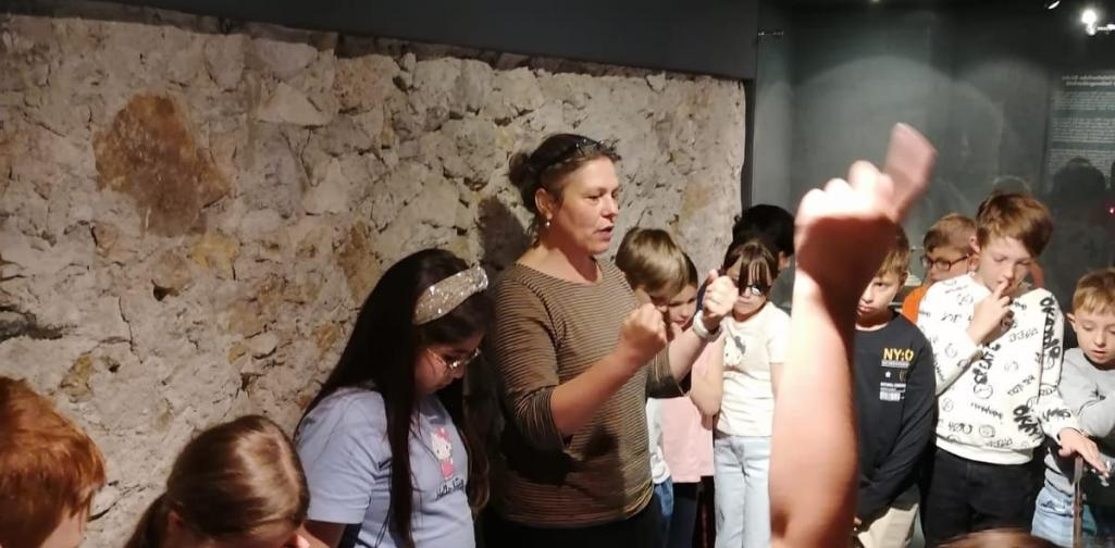 Kinder stehen im Gang