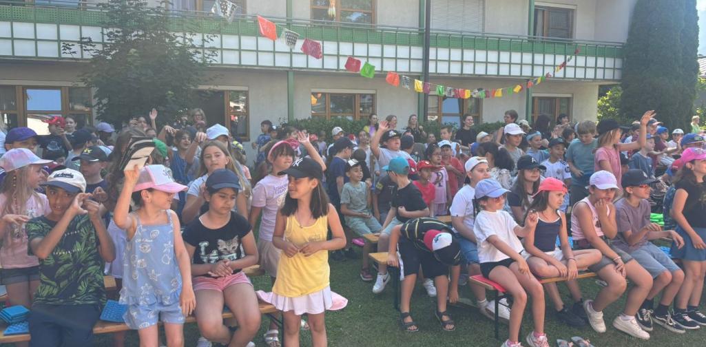 Kinder stehen und tanzen mit