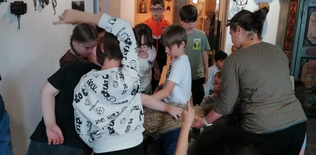 Kinder sehen sich unterschiedliche Gegenstände an