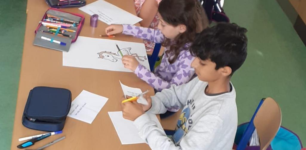 Die Kinder beim Anmalen der Vulkane