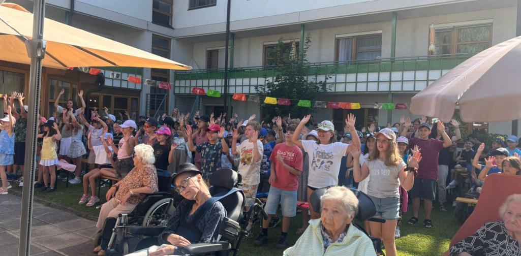 Senioren hören auch beim Konzert zu