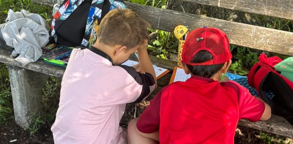 Kinder lösen ihre Aufgaben