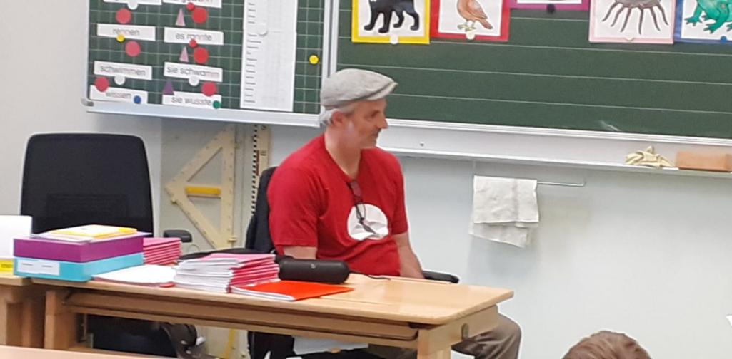 Herr Mohl sitzt in der Klasse
