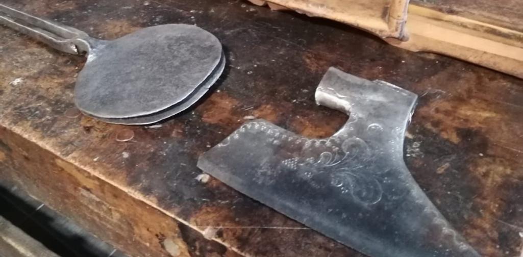 Alte Werkzeuge liegen auf dem Tisch