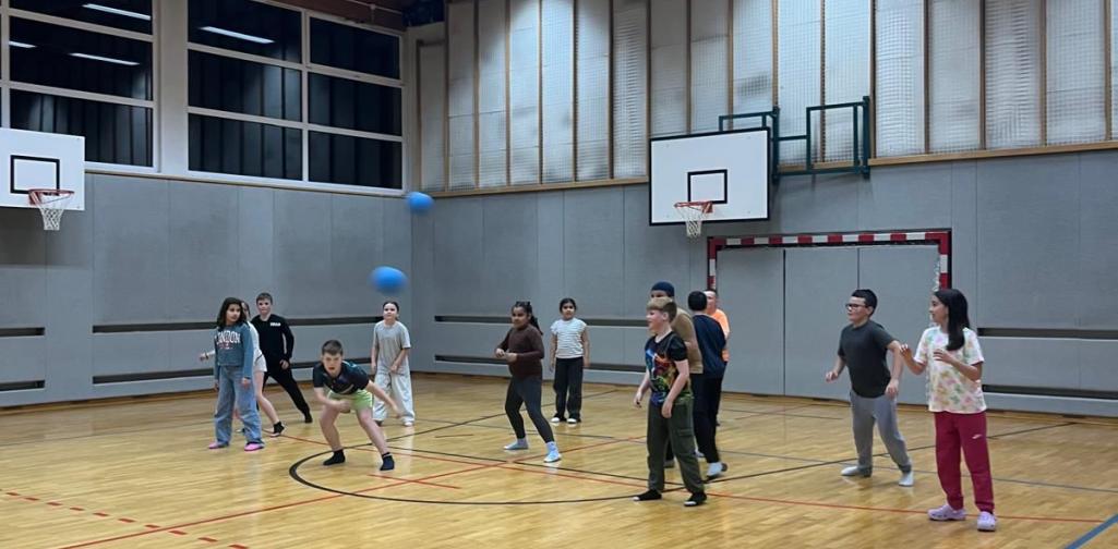 Kinder spielen Völkerball