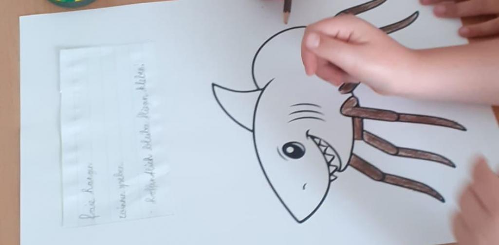 Kinder malen komische Tiere an