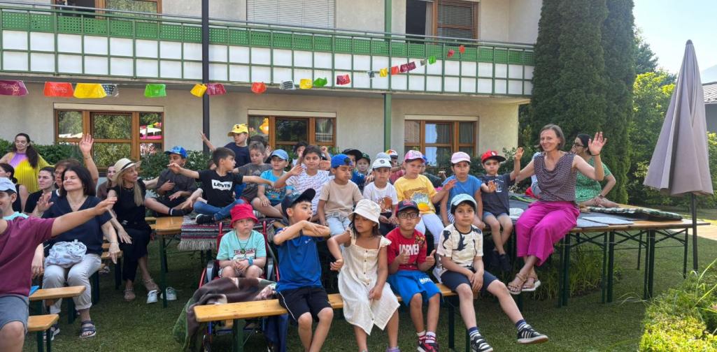 Kinder machen die Bewegungen mit