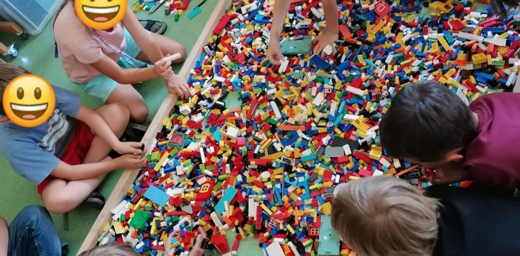 Kinder sortieren Legosteine
